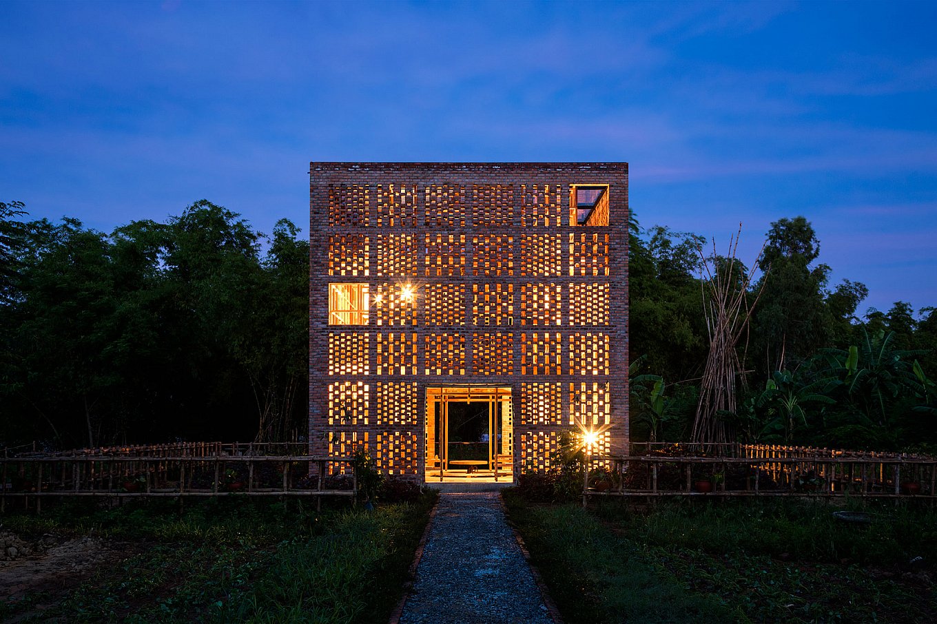 terra-cotta-art-studio-in-vietnam-tropical-space-15