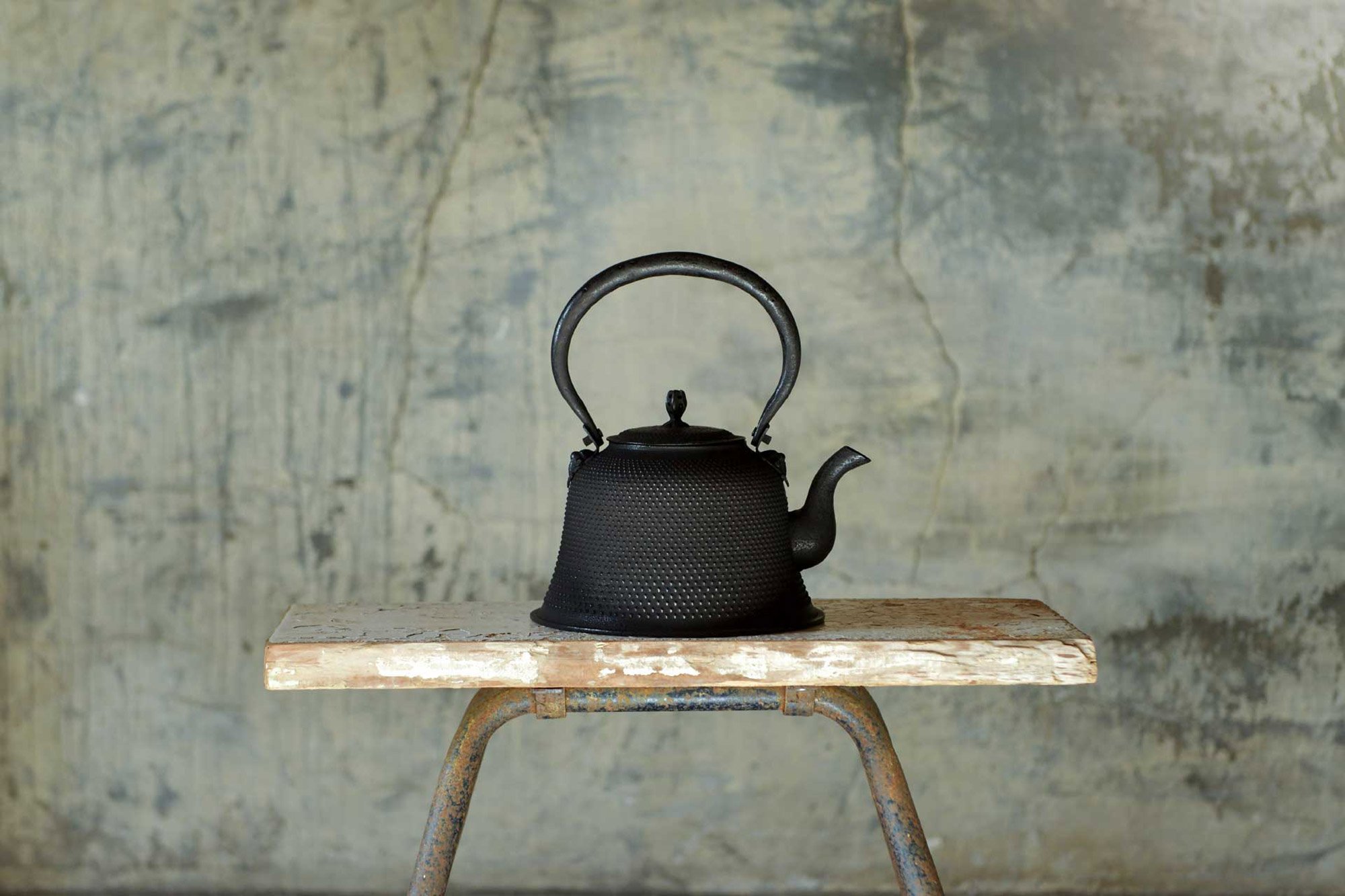 Black Cast Iron Tea Kettle Set for 2 - Contemporary Dutch Hobnail Design with Trivet, Two Cups - 1200 ml