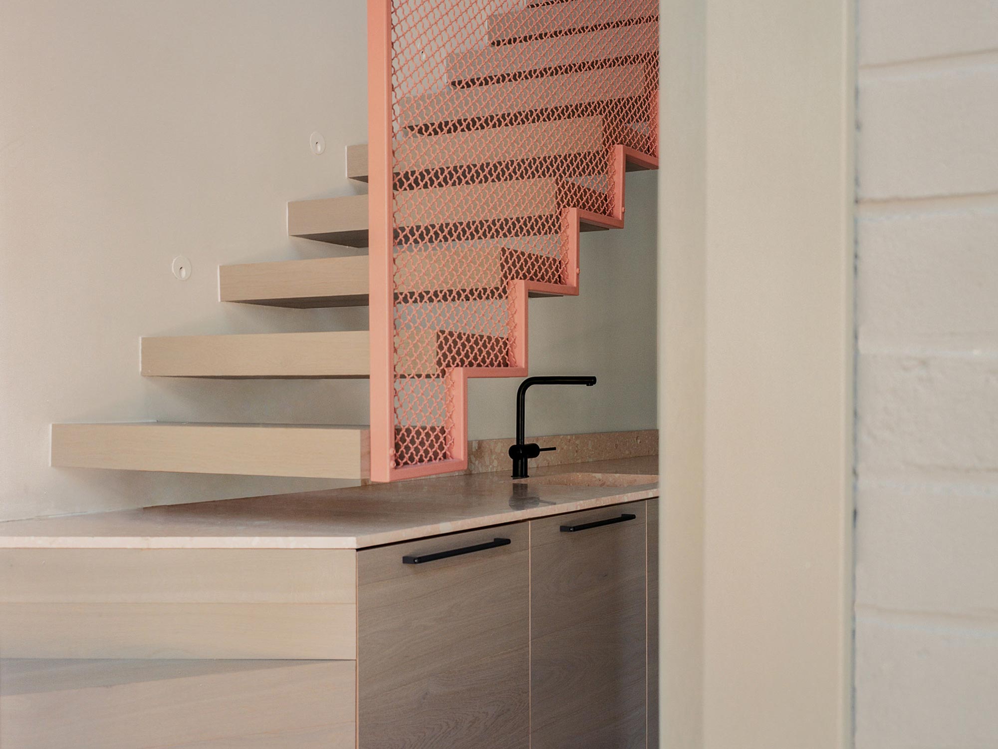 Floating Staircases That Are the Highlight of Stunning Homes - Gessato