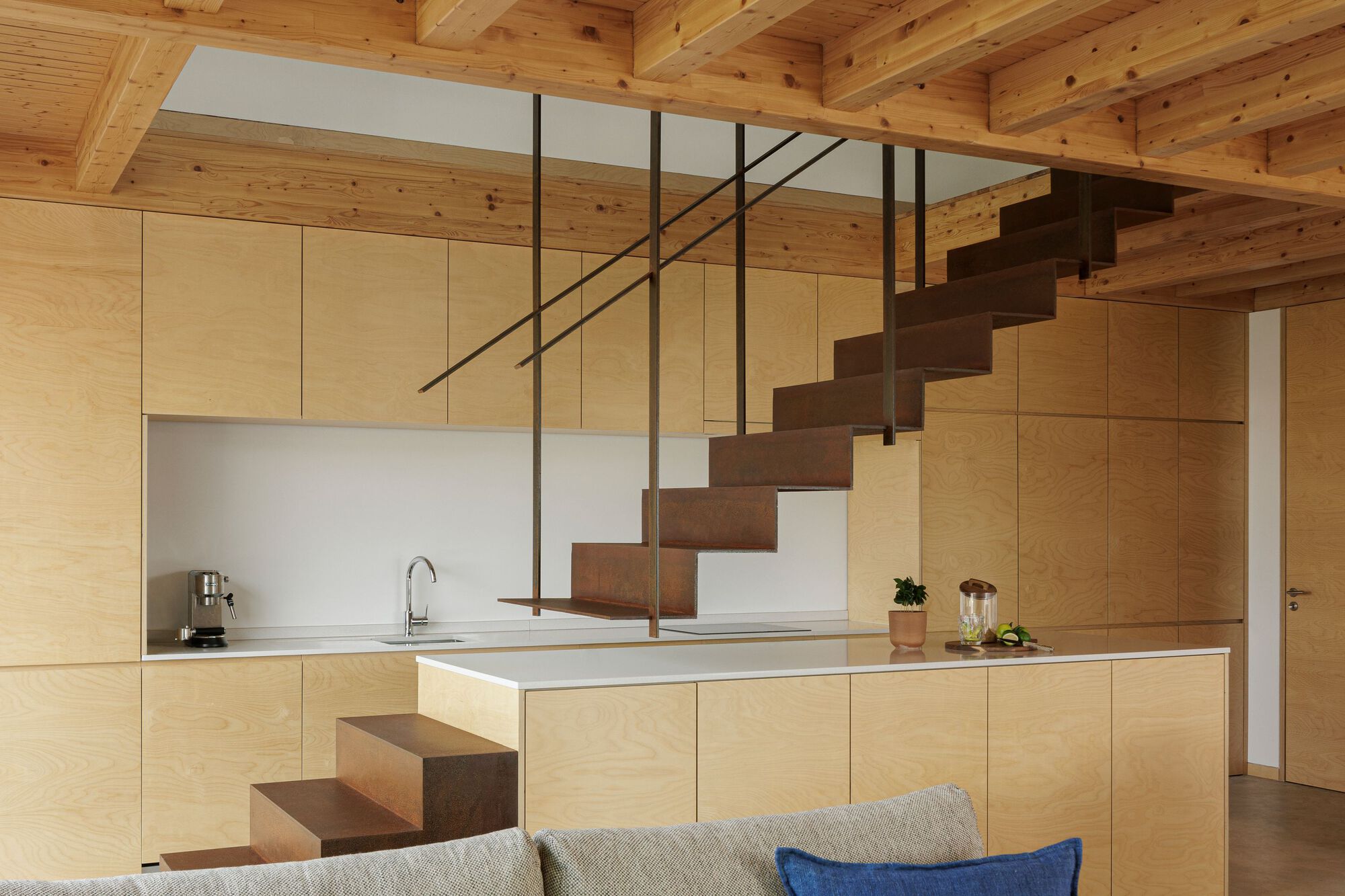 Floating Staircases That Are the Highlight of Stunning Homes - Gessato