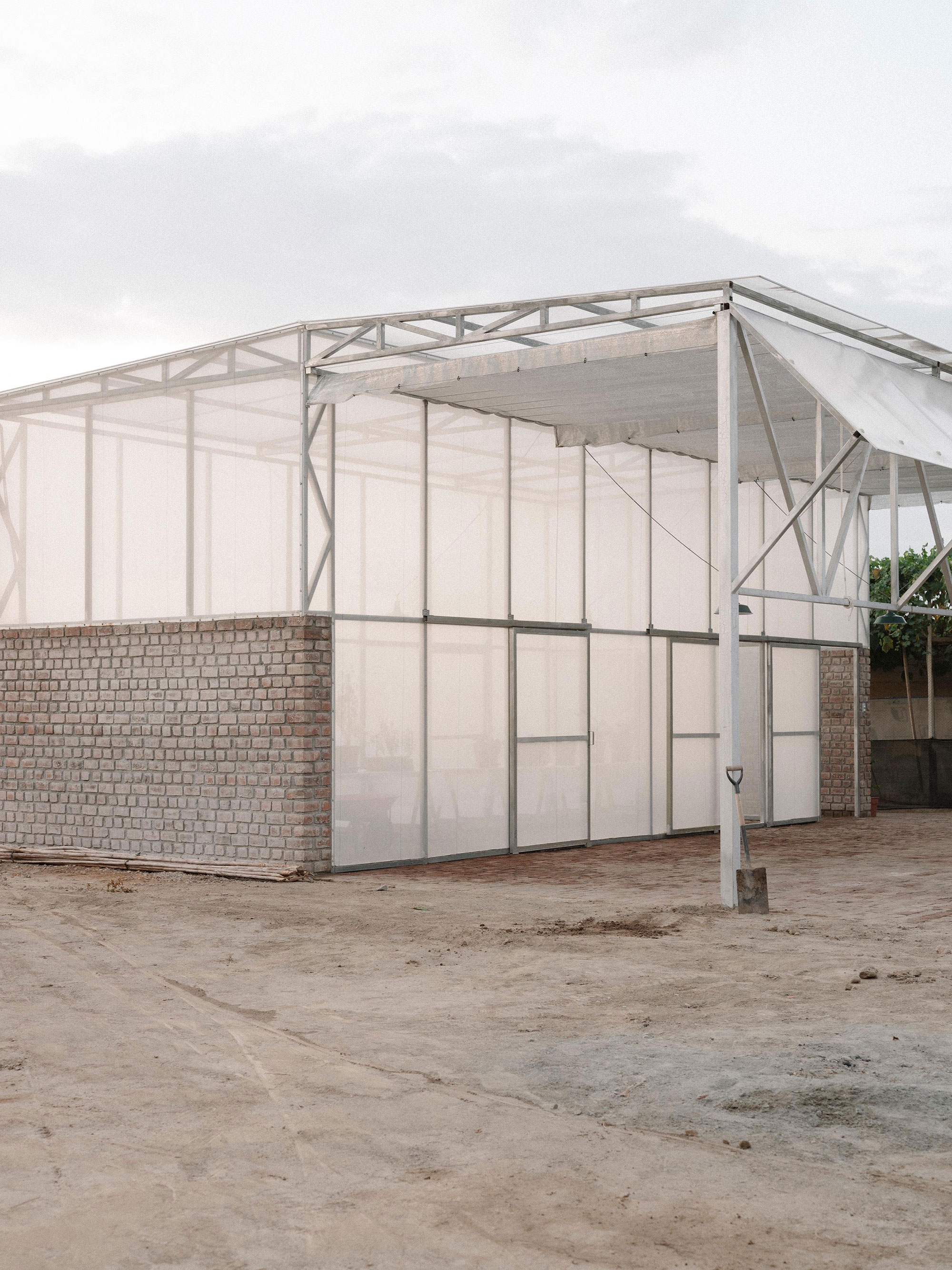 Bridging the Gap: The Greenhouse that Became a Home - Gessato