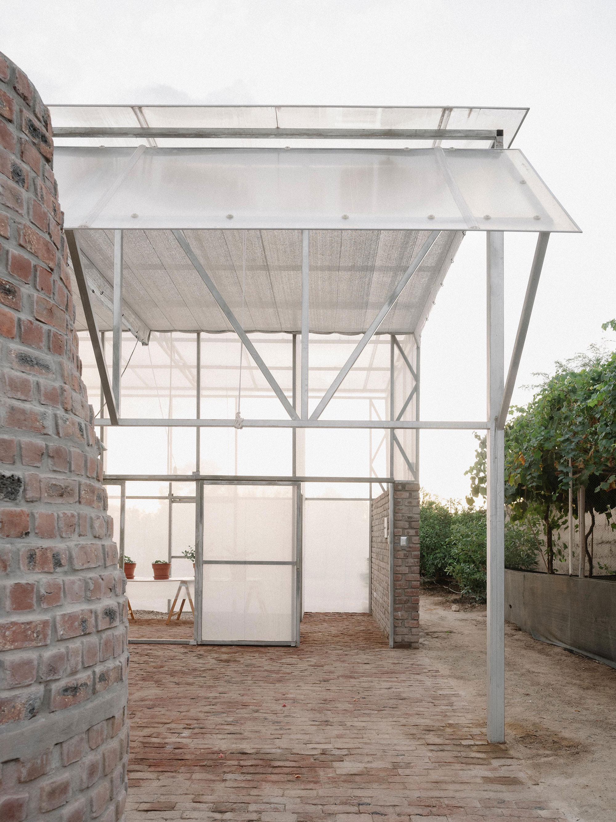 Bridging the Gap: The Greenhouse that Became a Home - Gessato