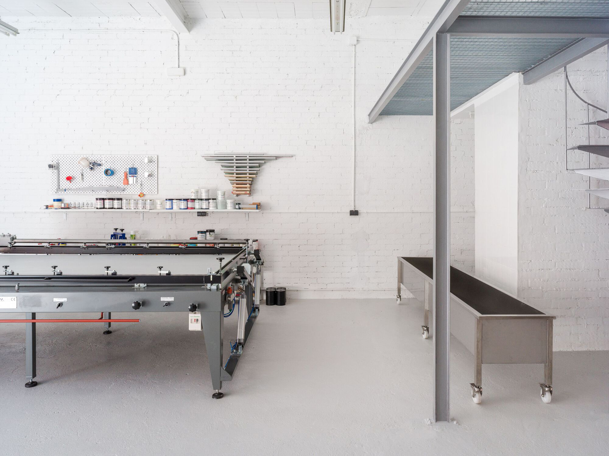 La Calor, A Minimalist Screen Printing Studio in Madrid - Gessato