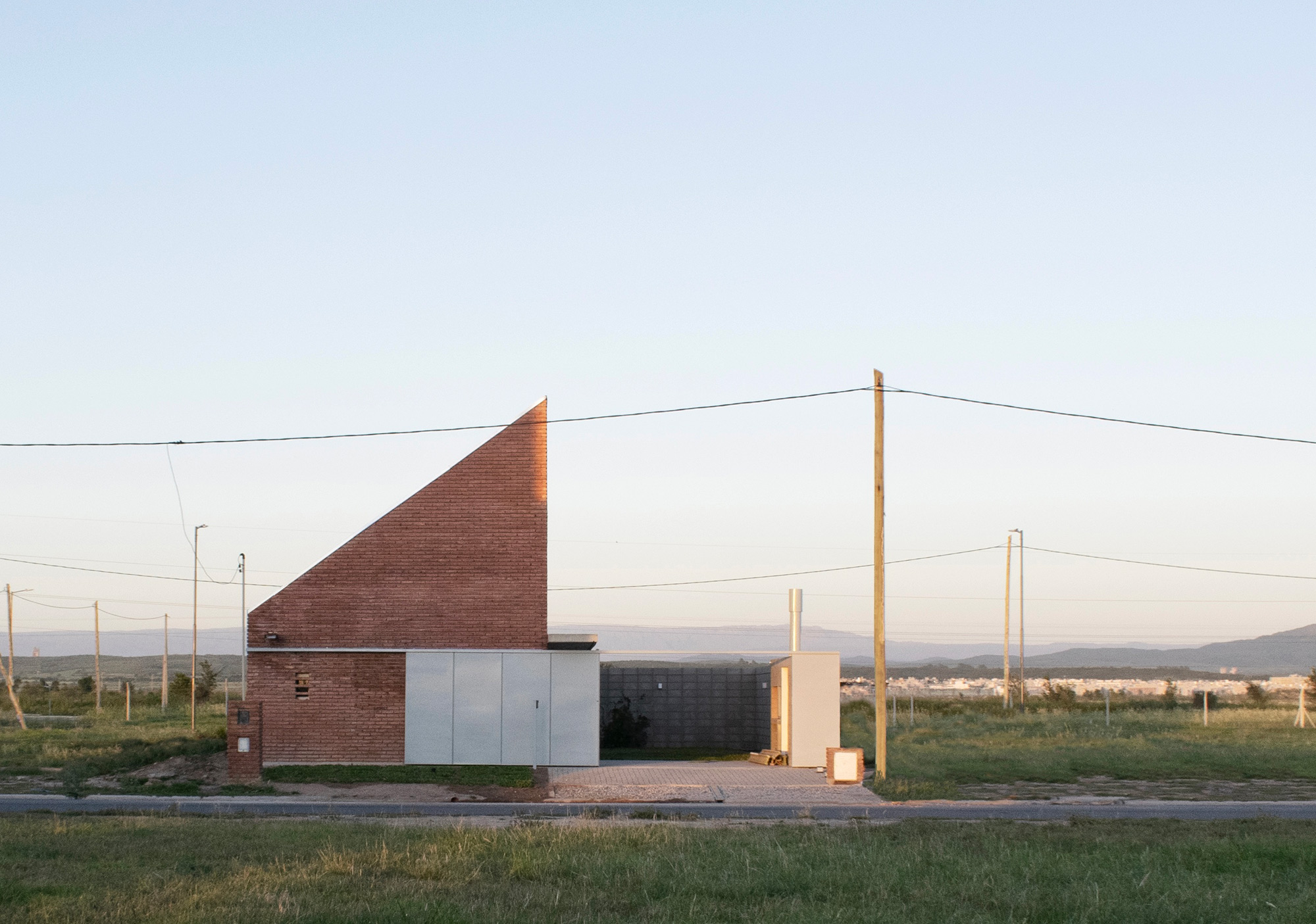 House with a Tilted Roof - Gessato