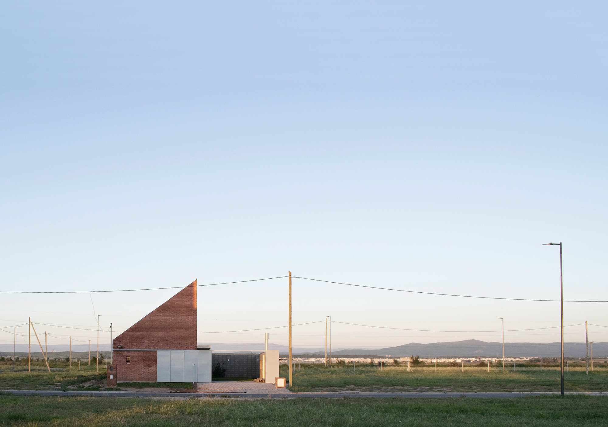 House with a Tilted Roof - Gessato