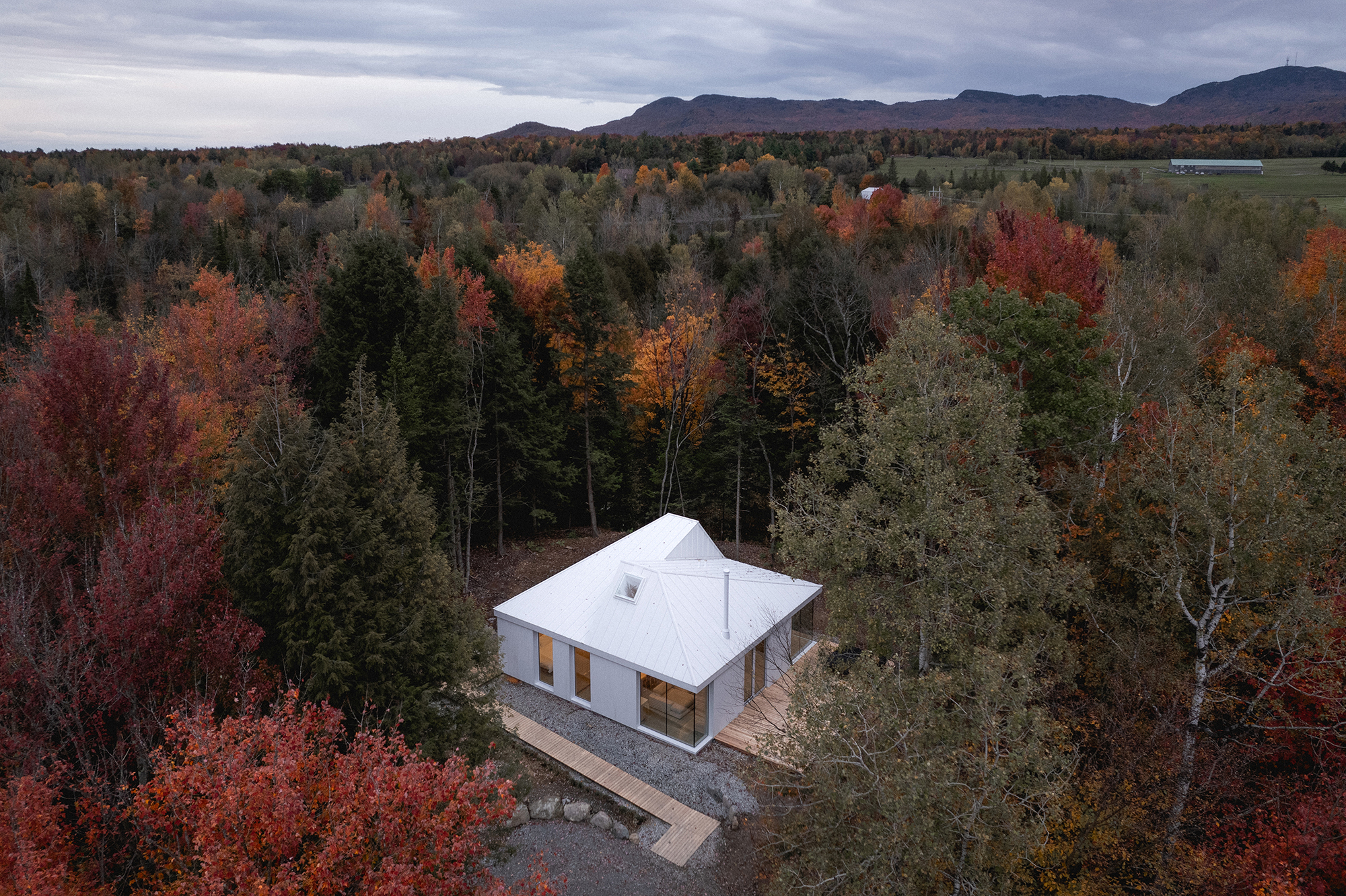 Selenite, A Forest Chalet Designed for Quiet Relaxation - Gessato