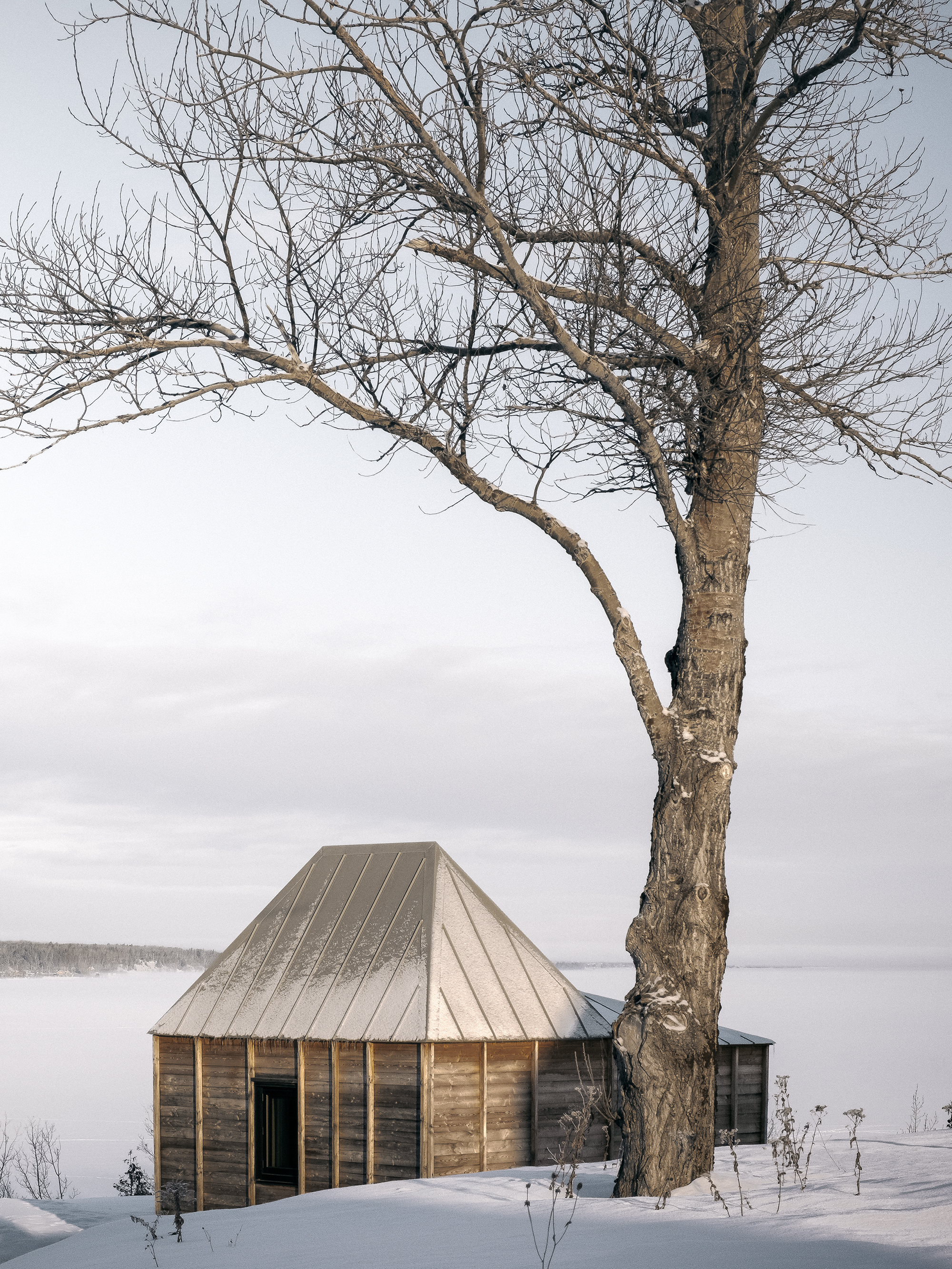 The Cache, A Lakeside Retreat in Quebec, Canada - Gessato