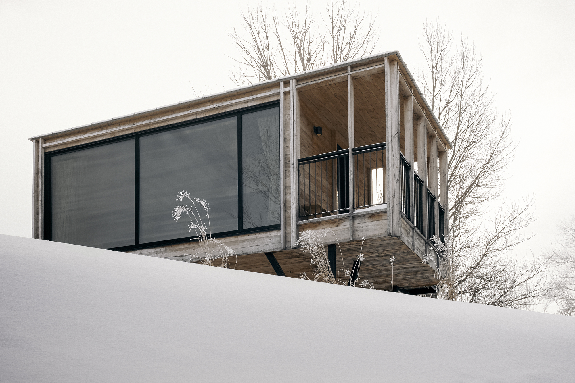 The Cache, A Lakeside Retreat in Quebec, Canada - Gessato