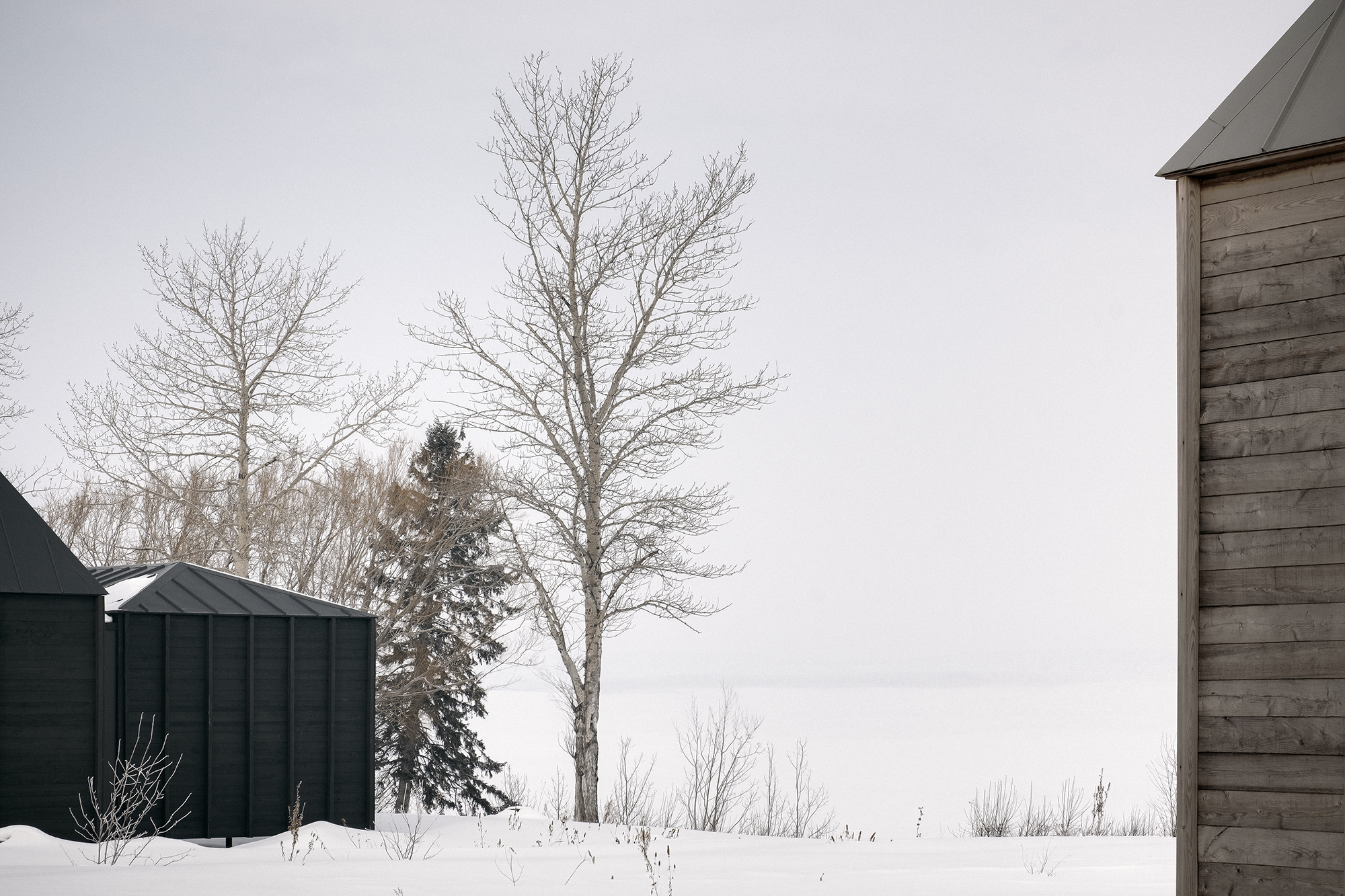 The Cache, A Lakeside Retreat in Quebec, Canada - Gessato